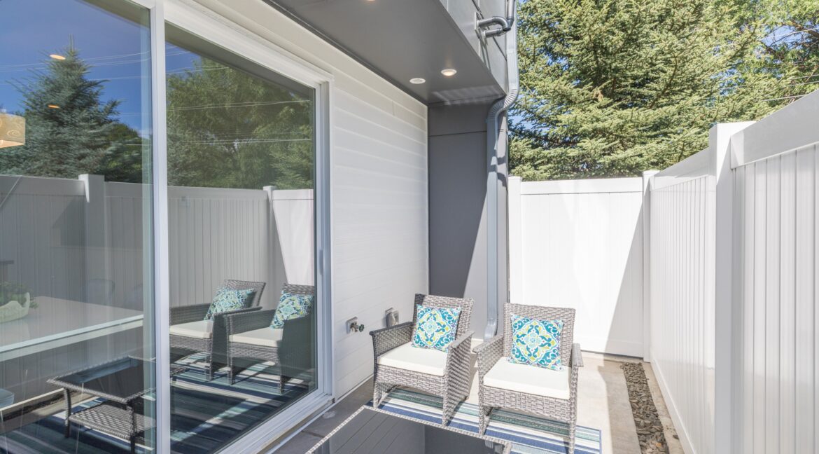 010_Private patio