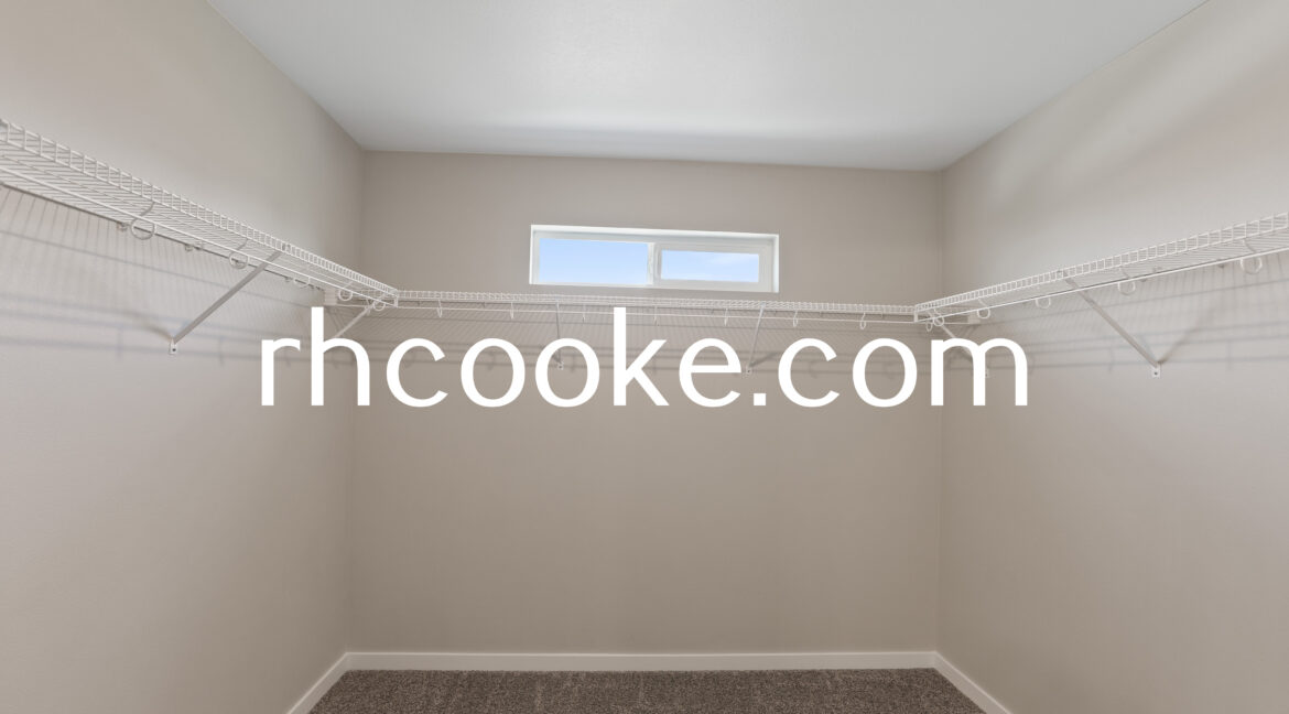 028_Oversized Closet